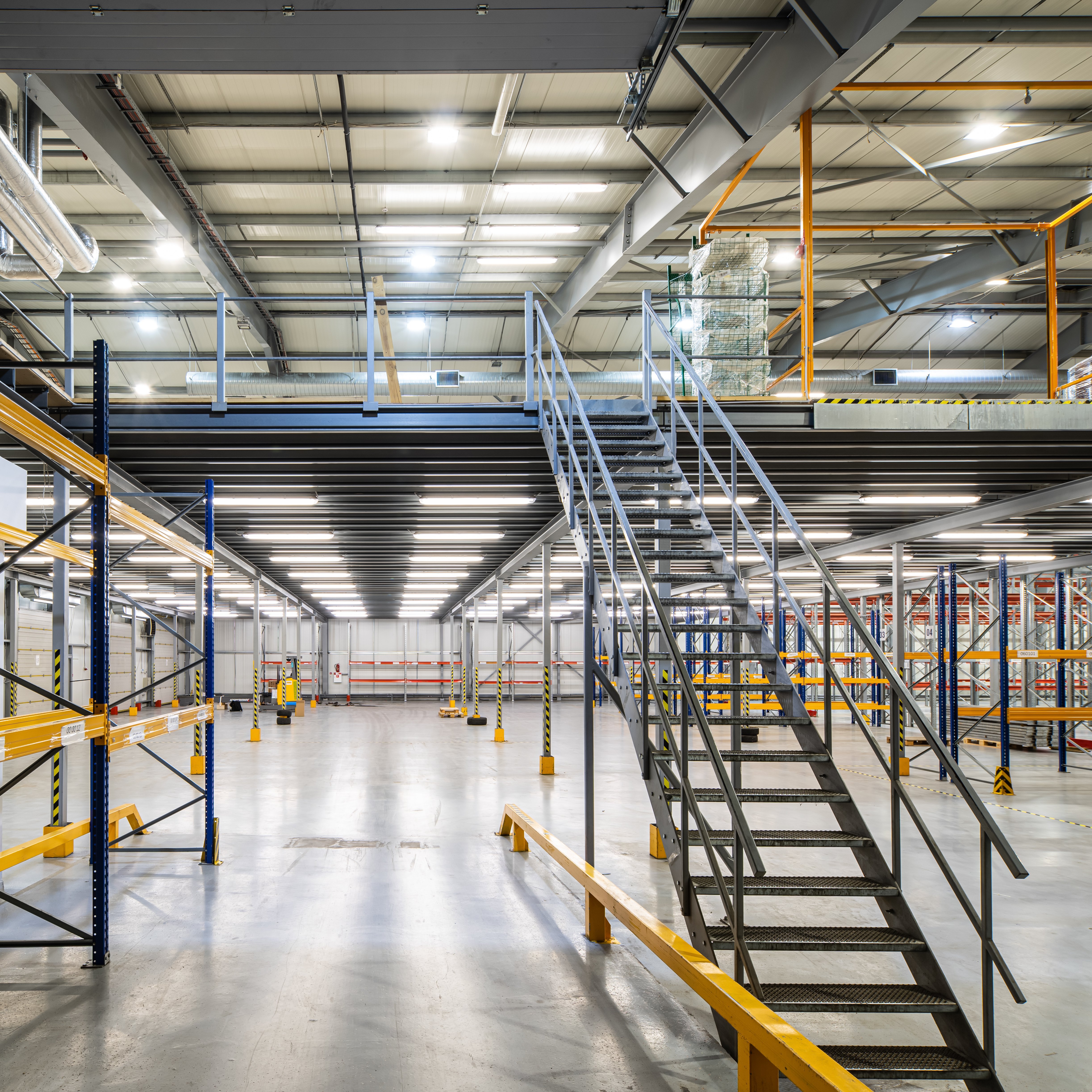 entresolvåning gula och svarta detaljer svart entresolplan med trappa och räcken