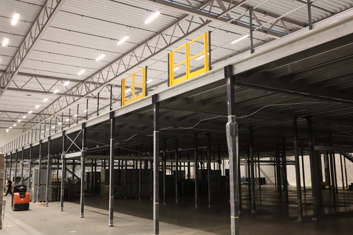 Gula räcken på ett entresolplan entresolplan med gula räcken