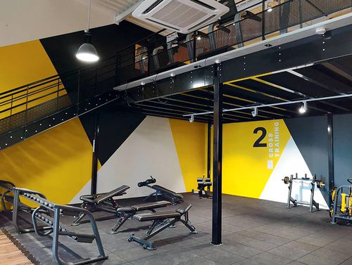 svart entresol i ett gult gym entresol i ett gym